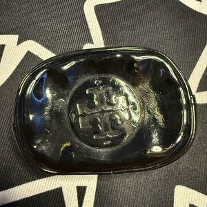 TORY BURCH BLACK PATTEN LEATHER ROUND CLUTCH